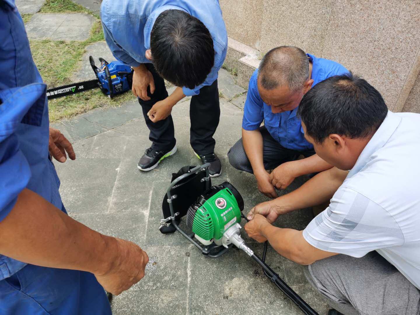 小區(qū)綠化養(yǎng)護(hù)綠籬機(jī)的日常維護(hù)