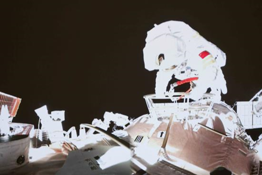 中國(guó)女航天員首次太空出艙