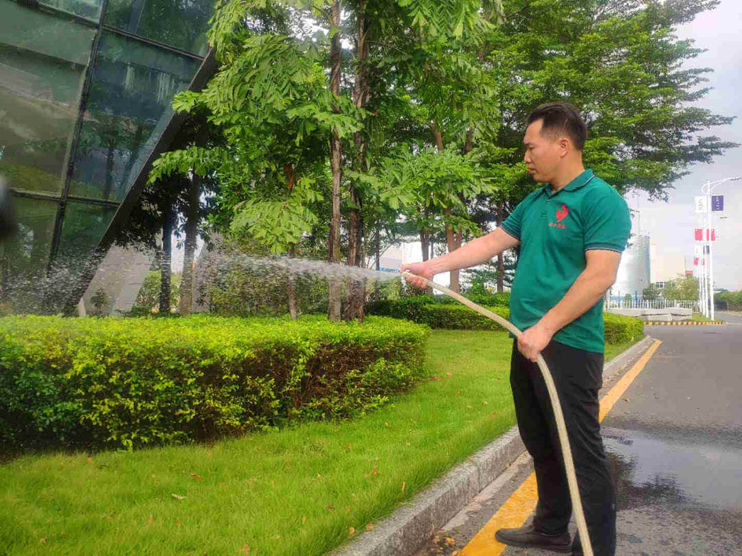 五月份工廠園林綠化養(yǎng)護澆水